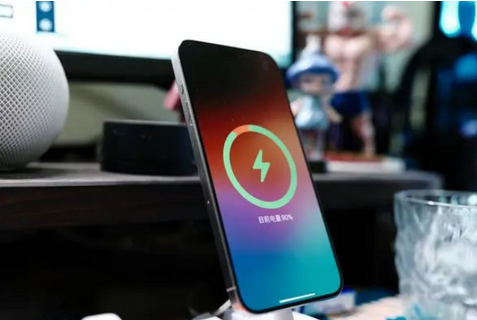 永胜苹果15换屏服务分享用什么充电器给iPhone15充电更好 
